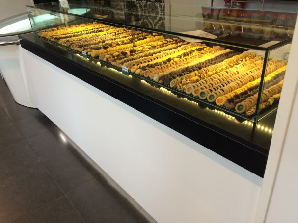 Vitrina con una amplia colección de objetos dorados y decorativos.