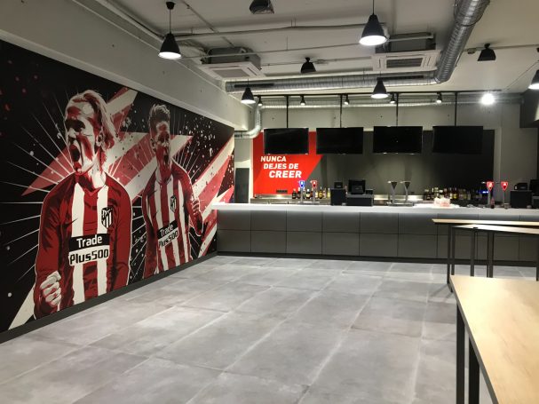 Decoración de pared con retratos de jugadores, interior de un espacio moderno.